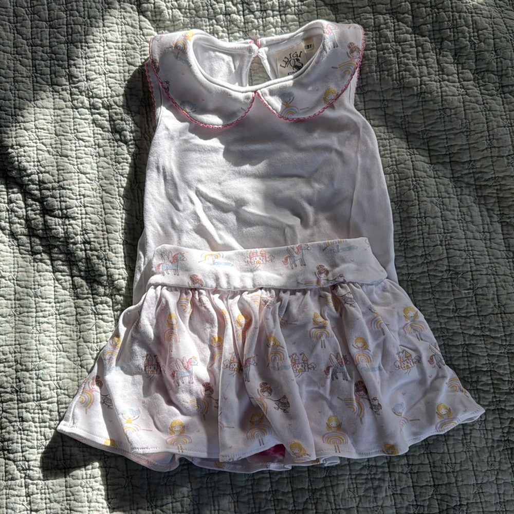 Adorable princess set size 3T with built in shorts, no stains or rips